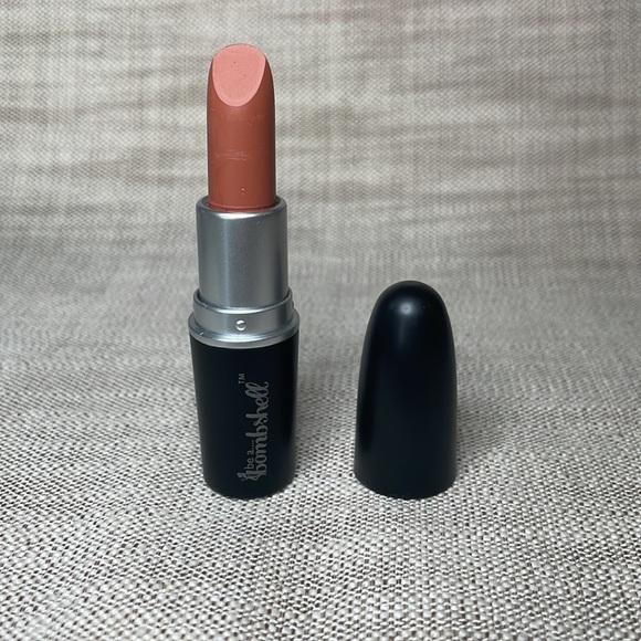 Be A Bombshell Matte Lipstick in Naive - Picture 2 of 4